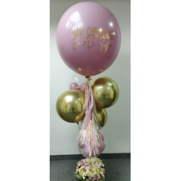 Elegante bouquet de globos personalizado acompañado de una cesta de flores  - 1