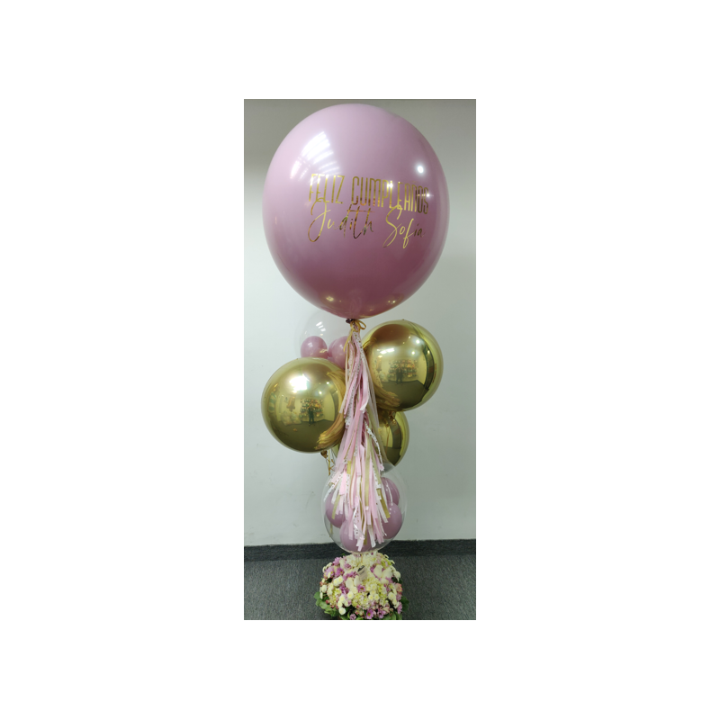 Elegante bouquet de globos personalizado acompañado de una cesta de flores  - 1